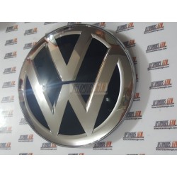 Volkswagen Passat. Insignia delantera